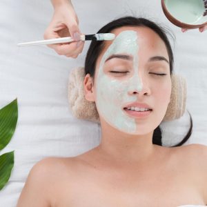 Mujer con mascarilla en la cara