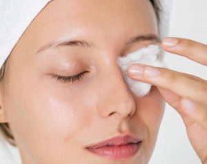 Mujer con un orden en su rutina de belleza